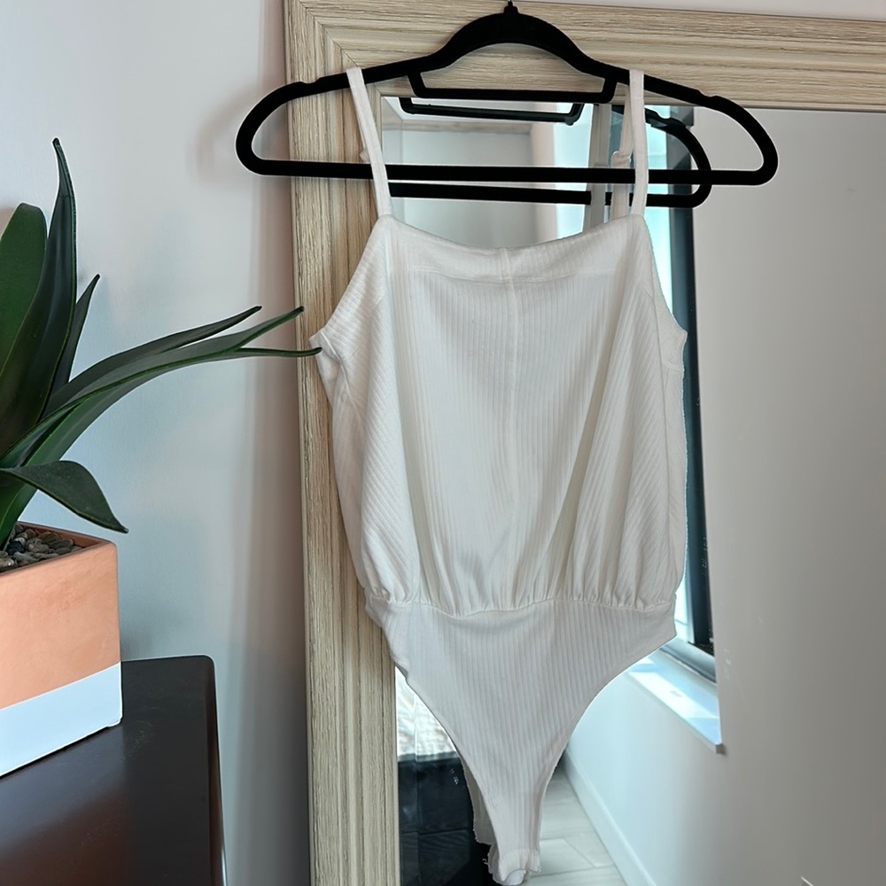 FREE PEOPLE white ribbed bodysuit tank top (size small) ✨